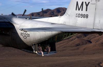 Immagine Allegata: 2 NAVAL AIR STATION FALLON a photographer documents an aerial refueling mission.jpg